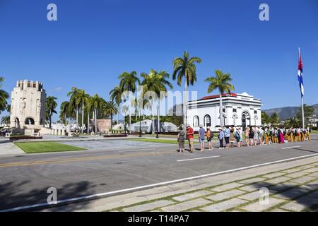 Gruppe von Touristen Santa Ifigenia Soldatenfriedhof in Zeile beobachten Wechsel der Wachen Zeremonie am Grab von Fidel Castro in Santiago de Cuba Stockfoto