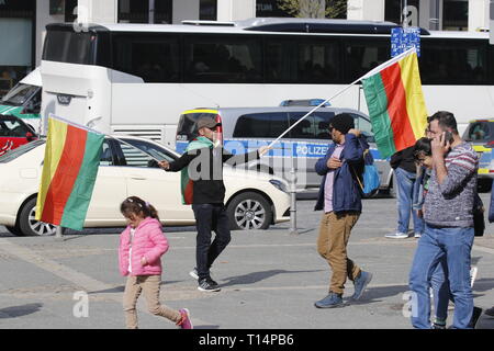 Frankfurt am Main, Deutschland. 23 Mär, 2019. Ein Kurde Wellen zwei Flaggen von rojava (syrischen Kurdistan) zu protestieren. Mehrere tausend Kurden marschierten durch Frankfurt, Nawroz, Festival der Kurdischen des neuen Jahres zu feiern. Es war die zentrale Feier für Deutschland und wurde unter dem Motto "Frei Abdullah Öcalan" gehalten, der Führer der PKK (Arbeiterpartei Kurdistans). Quelle: Michael Debets/Pacific Press/Alamy leben Nachrichten Stockfoto