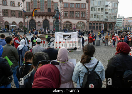 Frankfurt am Main, Deutschland. 23 Mär, 2019. Die Menschen haben den Tod zu erinnern. Rund 100 Menschen haben in Frankfurt versammelten, eine Mahnwache für die 50 Personen, die in der terroristischen Angriff auf zwei Moscheen in Christchurch in Neuseeland getötet zu halten. Quelle: Michael Debets/Pacific Press/Alamy leben Nachrichten Stockfoto