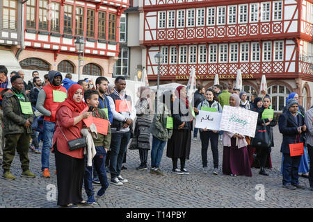 Frankfurt am Main, Deutschland. 23 Mär, 2019. Die Menschen haben den Tod zu erinnern. Rund 100 Menschen haben in Frankfurt versammelten, eine Mahnwache für die 50 Personen, die in der terroristischen Angriff auf zwei Moscheen in Christchurch in Neuseeland getötet zu halten. Quelle: Michael Debets/Pacific Press/Alamy leben Nachrichten Stockfoto