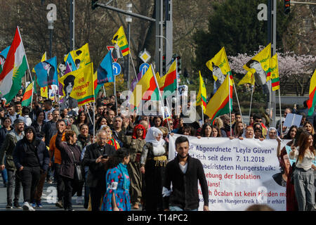 Frankfurt am Main, Deutschland. 23 Mär, 2019. Die demonstranten März mit kurdischen Fahnen, Flaggen der Rojava (syrischen Kurdistan) und YPG und YPF Fahnen auf der Protest. Mehrere tausend Kurden marschierten durch Frankfurt, Nawroz, Festival der Kurdischen des neuen Jahres zu feiern. Es war die zentrale Feier für Deutschland und wurde unter dem Motto "Frei Abdullah Öcalan" gehalten, der Führer der PKK (Arbeiterpartei Kurdistans). Quelle: Michael Debets/Pacific Press/Alamy leben Nachrichten Stockfoto