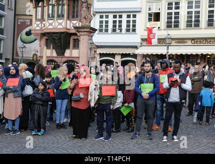 Frankfurt am Main, Deutschland. 23 Mär, 2019. Die Menschen haben den Tod zu erinnern. Rund 100 Menschen haben in Frankfurt versammelten, eine Mahnwache für die 50 Personen, die in der terroristischen Angriff auf zwei Moscheen in Christchurch in Neuseeland getötet zu halten. Quelle: Michael Debets/Pacific Press/Alamy leben Nachrichten Stockfoto