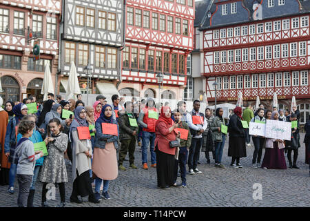 Frankfurt am Main, Deutschland. 23 Mär, 2019. Die Menschen haben den Tod zu erinnern. Rund 100 Menschen haben in Frankfurt versammelten, eine Mahnwache für die 50 Personen, die in der terroristischen Angriff auf zwei Moscheen in Christchurch in Neuseeland getötet zu halten. Quelle: Michael Debets/Pacific Press/Alamy leben Nachrichten Stockfoto