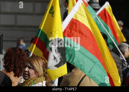 Frankfurt am Main, Deutschland. 23 Mär, 2019. Die Demonstranten wave Flags von rojava (syrischen Kurdistan) zu protestieren. Mehrere tausend Kurden marschierten durch Frankfurt, Nawroz, Festival der Kurdischen des neuen Jahres zu feiern. Es war die zentrale Feier für Deutschland und wurde unter dem Motto "Frei Abdullah Öcalan" gehalten, der Führer der PKK (Arbeiterpartei Kurdistans). Quelle: Michael Debets/Pacific Press/Alamy leben Nachrichten Stockfoto