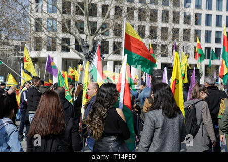 Frankfurt am Main, Deutschland. 23 Mär, 2019. Die Demonstranten wave Flags von rojava (syrischen Kurdistan) und YPG und YPF Fahnen auf der Protest. Mehrere tausend Kurden marschierten durch Frankfurt, Nawroz, Festival der Kurdischen des neuen Jahres zu feiern. Es war die zentrale Feier für Deutschland und wurde unter dem Motto "Frei Abdullah Öcalan" gehalten, der Führer der PKK (Arbeiterpartei Kurdistans). Quelle: Michael Debets/Pacific Press/Alamy leben Nachrichten Stockfoto