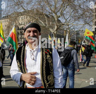 Frankfurt am Main, Deutschland. 23 Mär, 2019. Ein Kurde stellt in einem traditionellen Kostüm für die Kamera. Mehrere tausend Kurden marschierten durch Frankfurt, Nawroz, Festival der Kurdischen des neuen Jahres zu feiern. Es war die zentrale Feier für Deutschland und wurde unter dem Motto "Frei Abdullah Öcalan" gehalten, der Führer der PKK (Arbeiterpartei Kurdistans). Quelle: Michael Debets/Pacific Press/Alamy leben Nachrichten Stockfoto