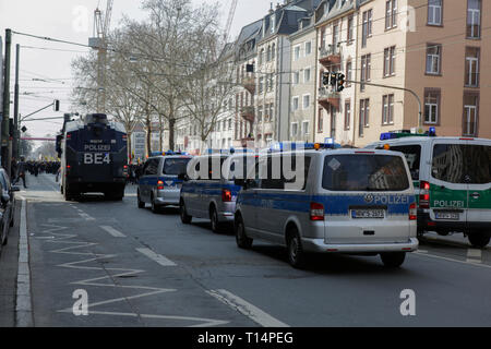 Frankfurt am Main, Deutschland. 23 Mär, 2019. Der März ist von einem großen Polizeiaufgebot begleitet. Mehrere tausend Kurden marschierten durch Frankfurt, Nawroz, Festival der Kurdischen des neuen Jahres zu feiern. Es war die zentrale Feier für Deutschland und wurde unter dem Motto "Frei Abdullah Öcalan" gehalten, der Führer der PKK (Arbeiterpartei Kurdistans). Quelle: Michael Debets/Pacific Press/Alamy leben Nachrichten Stockfoto