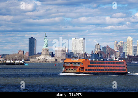 New York, New York, USA - 16. März 2019: New Yorker Hafen mit der Staten Island Ferry und die Freiheitsstatue Stockfoto