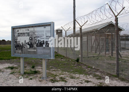 Ein Stacheldrahtzaun und Gefängnis auf Robben Island, wo Nelson Mandela während der Apartheid inhaftiert war, Kapstadt, Südafrika. Stockfoto