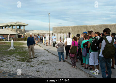 Touristen hören, ein ehemaliger Häftling, der jetzt einen Reiseführer, in den Gefängnishof auf Robben Island, wo Nelson Mandela während der Apartheid inhaftiert war, Sechskantschrauben Stockfoto