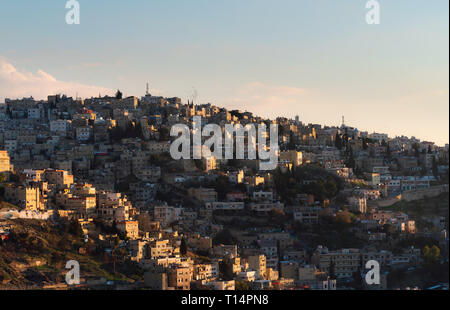 Stadt Amman in Jordanien, Naher und Mittlerer Osten. Amman Stadtbild im Sonnenuntergang Stockfoto