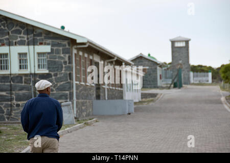 Ein Reiseleiter Spaziergänge im Strafvollzug Bausteine auf Robben Island, wo Nelson Mandela während der Apartheid inhaftiert war, Kapstadt, Südafrika. Stockfoto