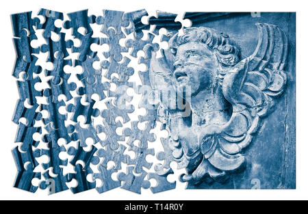 Gebäude des Glaubens. Konzept Bild mit einer Skulptur eines Engels auf einer hölzernen Tür-Konzept Bild im Puzzle Form Stockfoto