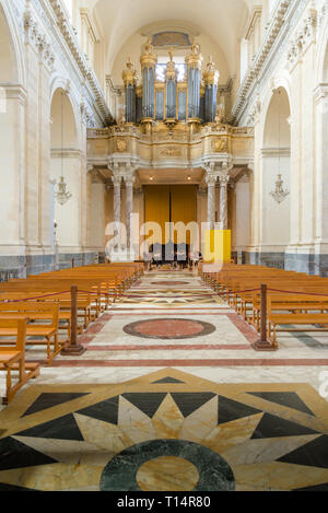 Die wichtigsten Gang und der Kuppel von Sant' Agata Kathedrale in Catania, Sizilien, Italien. Stockfoto