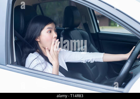 Junge Frau in Panik im Auto-Bild Stockfoto