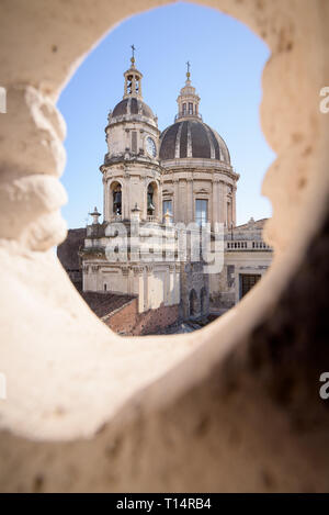 Catania's Kathedrale Sant'Agata in der Innenstadt von der sizilianischen Stadt, Italien. Von der Terrasse der Kirche in der Nähe gesehen. Stockfoto