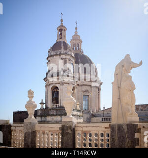 Catania's Kathedrale Sant'Agata in der Innenstadt von der sizilianischen Stadt, Italien. Von der Terrasse der Kirche in der Nähe gesehen. Stockfoto