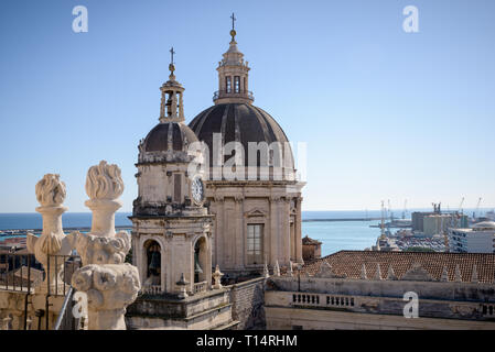 Catania's Kathedrale Sant'Agata in der Innenstadt von der sizilianischen Stadt, Italien. Von der Terrasse der Kirche in der Nähe gesehen. Stockfoto