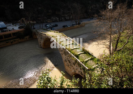 Eine mittelalterliche Brücke aus Stein gebaut von Sultan Makluk Bögen über die Nahr al Kalb hund River in der Nähe von Beirut, Libanon, Naher Osten. Stockfoto