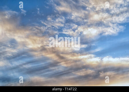 Blick auf den blauen Himmel mit Wolken, Winter, Tag, können für den Hintergrund verwendet werden. Stockfoto