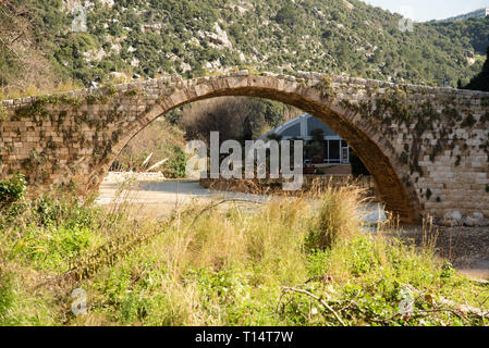 Eine mittelalterliche Brücke aus Stein gebaut von Sultan Makluk Bögen über die Nahr al Kalb hund River in der Nähe von Beirut, Libanon, Naher Osten. Stockfoto