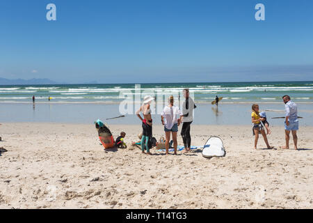 Familie am Strand einen Urlaub oder Urlaub Lifestyle von Surf, Meer, Sand und Sonne im Sommer mit schönen blauen Himmel und Hitze Stockfoto