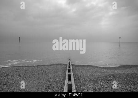 Ein langweiliges, aber milden Frühling Tag am Meer, Bognor Regis West Sussex, UK. Stockfoto