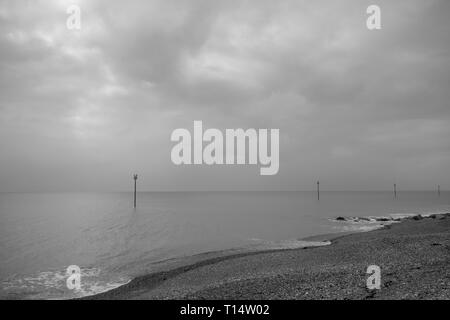 Ein langweiliges, aber milden Frühling Tag am Meer, Bognor Regis West Sussex, UK. Stockfoto