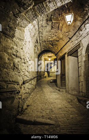 Engen mittelalterlichen Straße mit Kopfsteinpflaster in der Altstadt Peille bei Nacht, Frankreich. Stockfoto