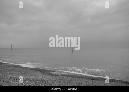 Ein langweiliges, aber milden Frühling Tag am Meer, Bognor Regis West Sussex, UK. Stockfoto
