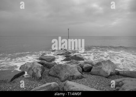 Ein langweiliges, aber milden Frühling Tag am Meer, Bognor Regis West Sussex, UK. Stockfoto