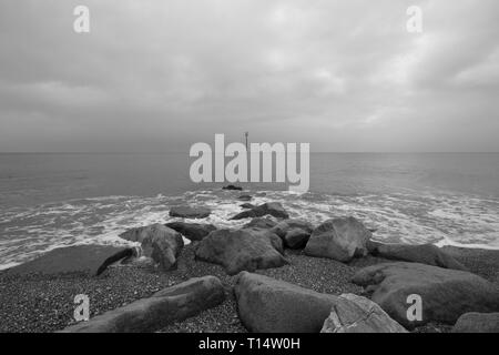 Ein langweiliges, aber milden Frühling Tag am Meer, Bognor Regis West Sussex, UK. Stockfoto