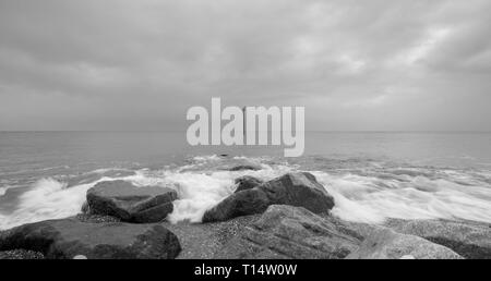 Ein langweiliges, aber milden Frühling Tag am Meer, Bognor Regis West Sussex, UK. Stockfoto
