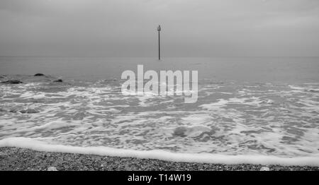 Ein langweiliges, aber milden Frühling Tag am Meer, Bognor Regis West Sussex, UK. Stockfoto