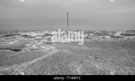 Ein langweiliges, aber milden Frühling Tag am Meer, Bognor Regis West Sussex, UK. Stockfoto