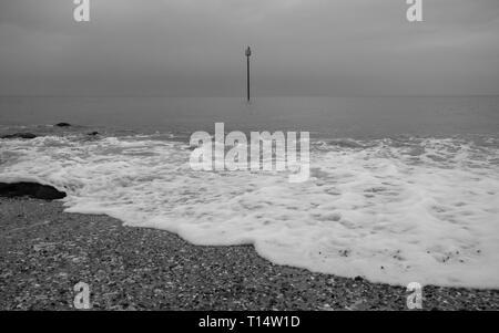 Ein langweiliges, aber milden Frühling Tag am Meer, Bognor Regis West Sussex, UK. Stockfoto