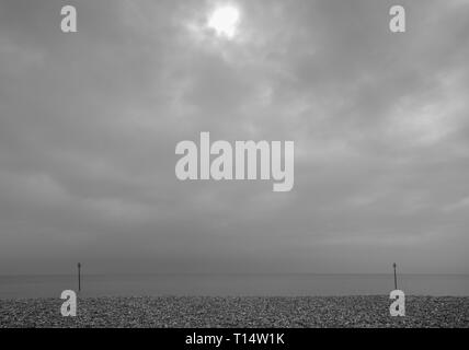 Ein langweiliges, aber milden Frühling Tag am Meer, Bognor Regis West Sussex, UK. Stockfoto