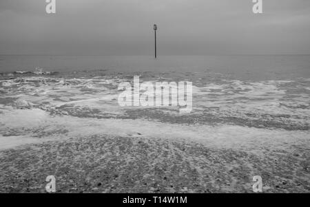 Ein langweiliges, aber milden Frühling Tag am Meer, Bognor Regis West Sussex, UK. Stockfoto