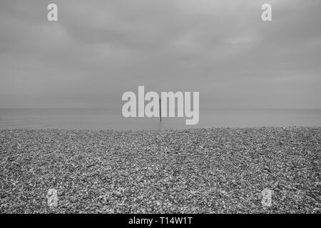 Ein langweiliges, aber milden Frühling Tag am Meer, Bognor Regis West Sussex, UK. Stockfoto