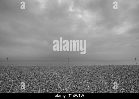 Ein langweiliges, aber milden Frühling Tag am Meer, Bognor Regis West Sussex, UK. Stockfoto