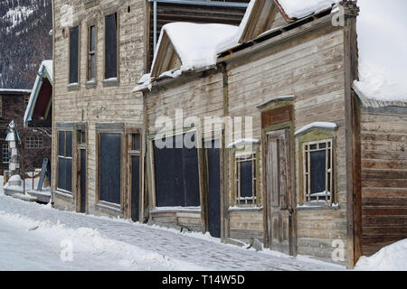 DAWSON CITY, Yukon, Kanada, 10. März 2019: alten verfallenen Haus aus Holz. Dawson City ist mit dem Klondike Gold Rush verknüpft und prominent in der no Stockfoto