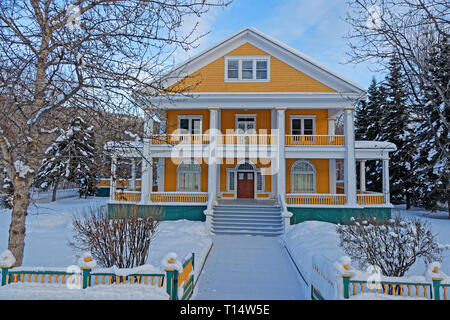 DAWSON CITY, Yukon, Kanada, 10. März 2019: Commisionners Residence. Die Stadt ist mit dem Klondike Gold Rush verknüpft und hervorgehobene im Nov Stockfoto