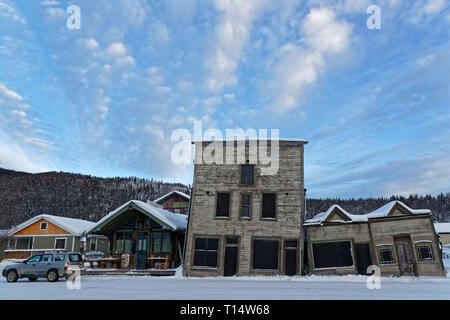 DAWSON CITY, Yukon, Kanada, 10. März 2019: alten verfallenen Haus aus Holz. Dawson City ist mit dem Klondike Gold Rush verknüpft und prominent in der no Stockfoto