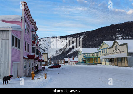 DAWSON CITY, Yukon, Kanada, 10. März 2019: eine Straße der Stadt, zu den Klondike Gold Rush verknüpft und hervorgehoben in den Romanen des Amerikanischen Stockfoto