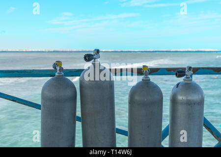 Eine Menge von Tauchflaschen. Sauerstoffflaschen outdoor. Sauerstoffflaschen für Schwimmen im Hintergrund auf das Meer. Stockfoto