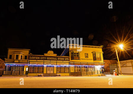 DAWSON CITY, Yukon, Kanada, 11. März 2019: Nacht in der Altstadt. Dawson City ist mit dem Klondike Gold Rush verknüpft und prominent in der no Stockfoto