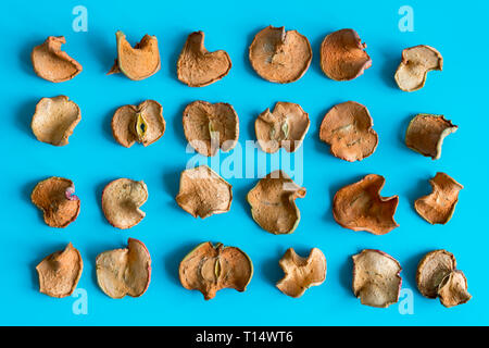Scheiben getrocknet Apple auf blauem Hintergrund. Geringe Tiefenschärfe. Hausgemachte sonnengetrockneten Bio Apfelscheiben. Stockfoto