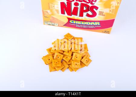 Käse Nip Cracker auf Weiß mit Paket im Hintergrund Stockfoto