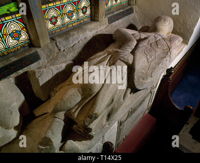 Verstümmelte Bildnis eines Ritters C.1280 (Sir Robert Pounderling) im N Querschiff von Corpus Christi Kirche, Tremeirchion, Denbighshire, Wales, Großbritannien Stockfoto