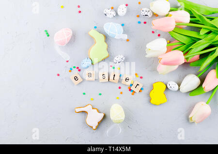 Ostern Hintergrund mit bunten Lebkuchen cookies Eier und Blumen Stockfoto